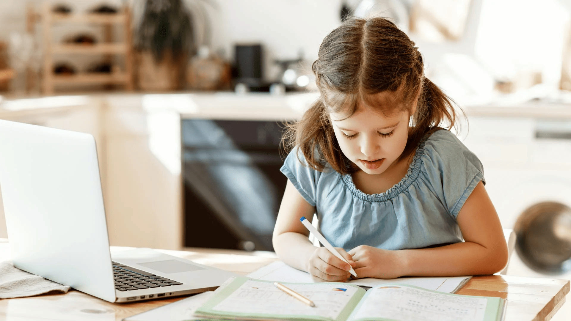 niña haciendo tareas en casa