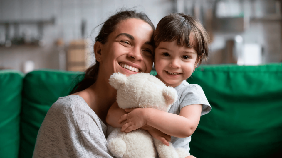 mamá feliz abrazando su hijo