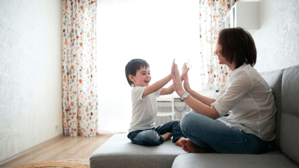 mamá e hijo sobre un sofá