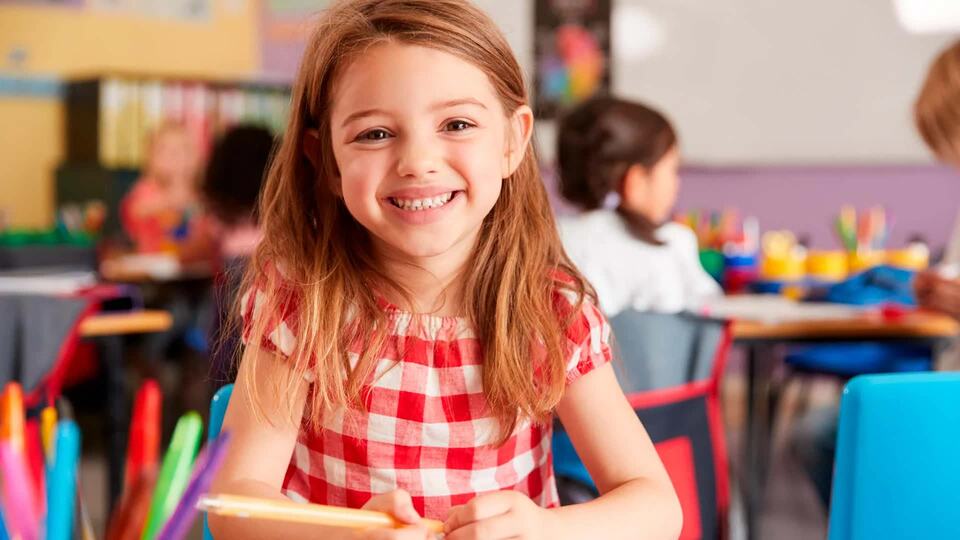 niña en su pupitre escolar