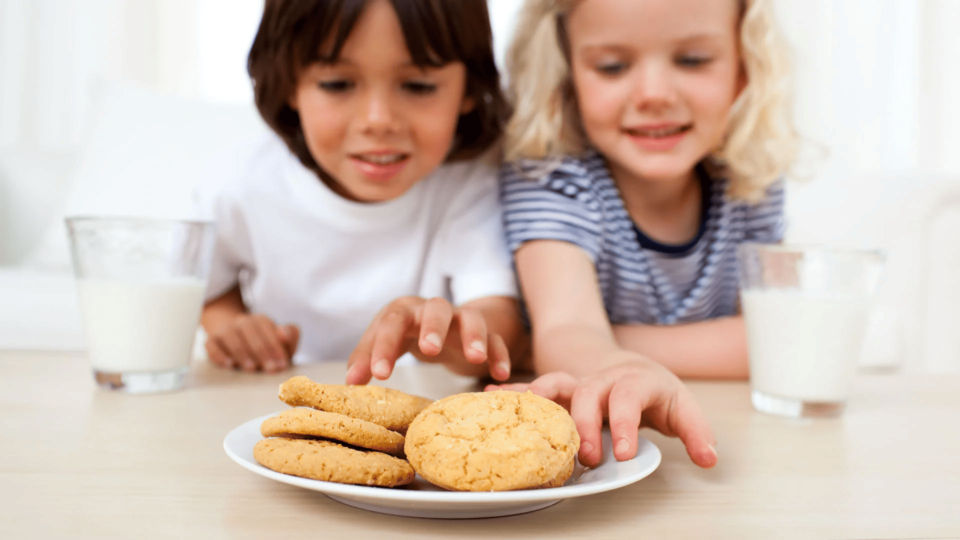niñas comiendo galletas