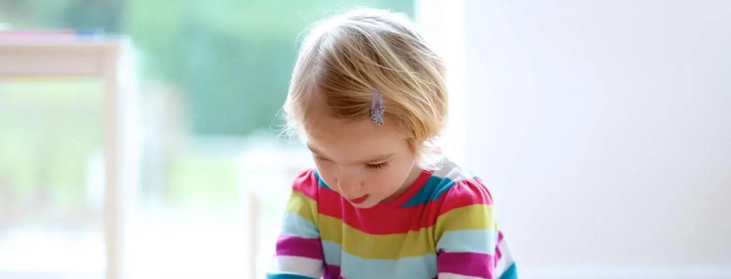 niña jugando en el piso con rompecabezas