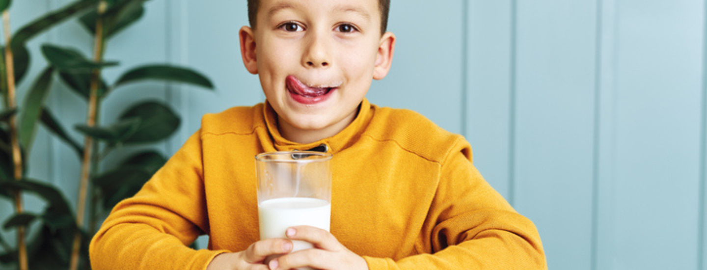 niño tomando leche