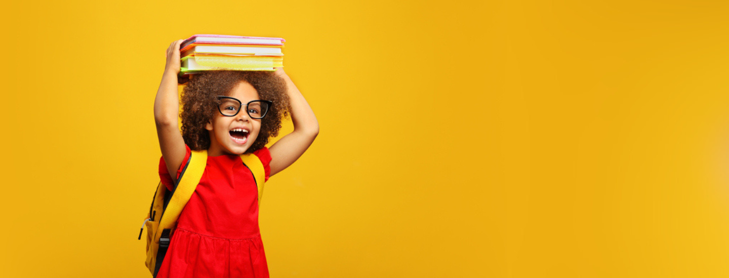 niña con libros en la cabeza