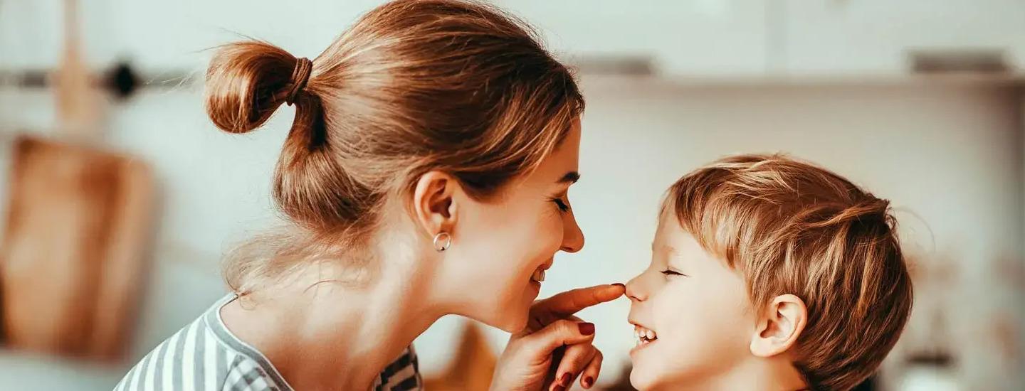 mamá señalando la nariz de su hijo