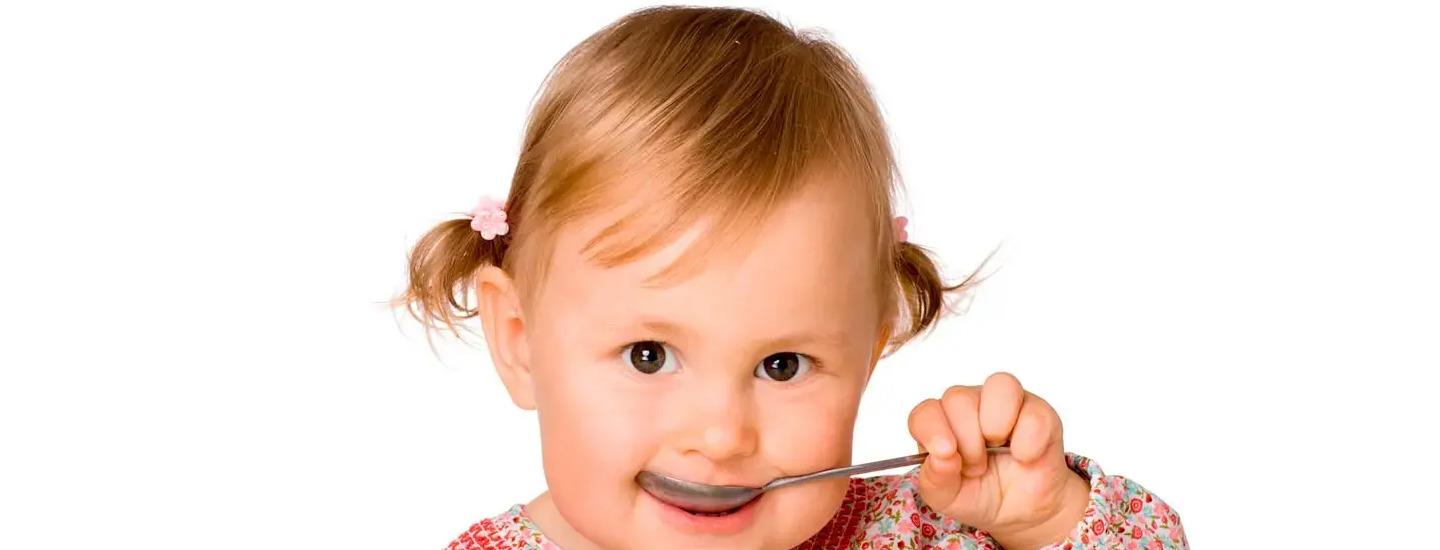 niña comiendo de un plato