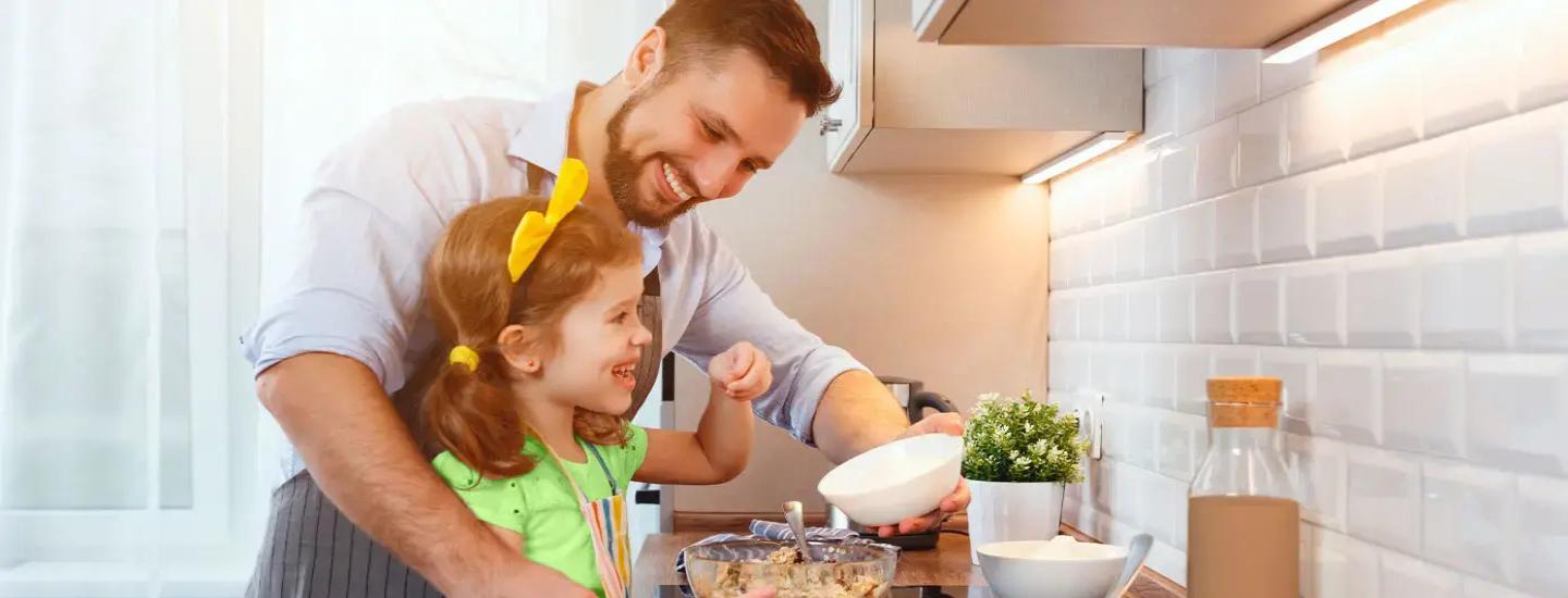 papá e hija cocinando