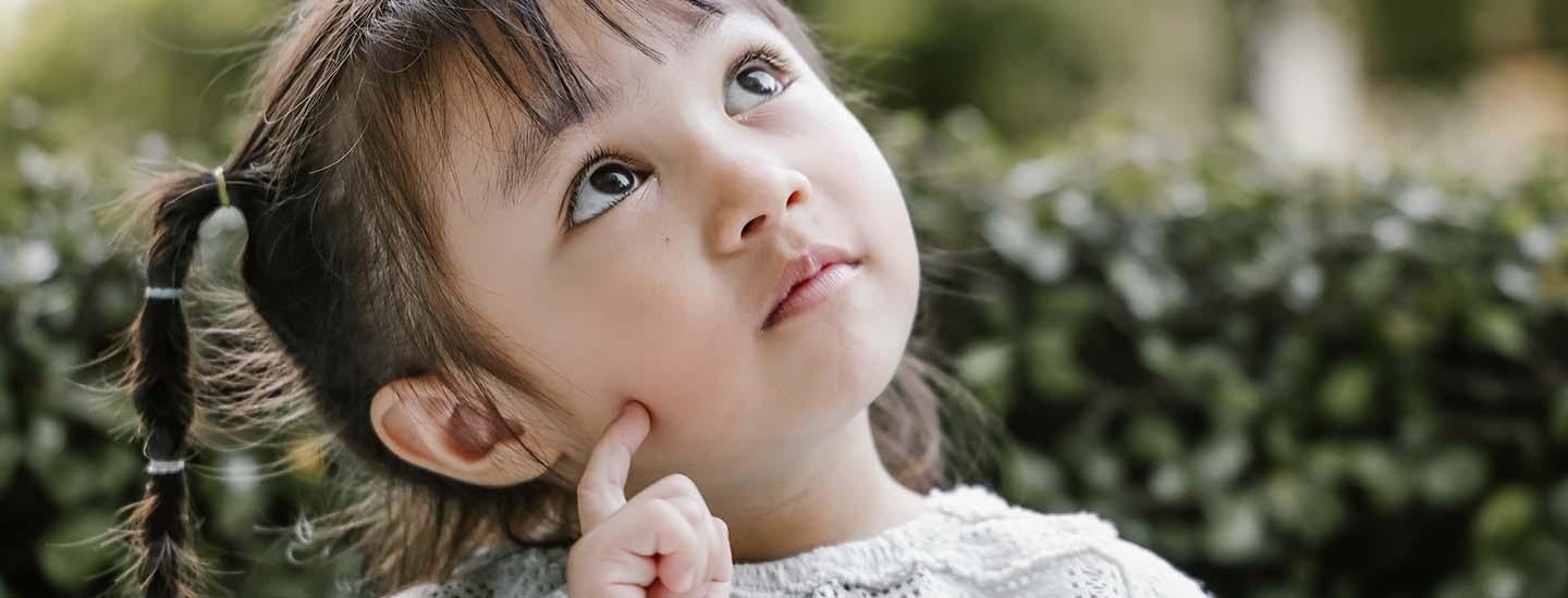 Una niña aprendiendo y estimulando su desarrollo intelectual