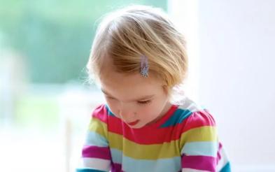 niña jugando en el piso con rompecabezas