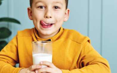 niño tomando leche
