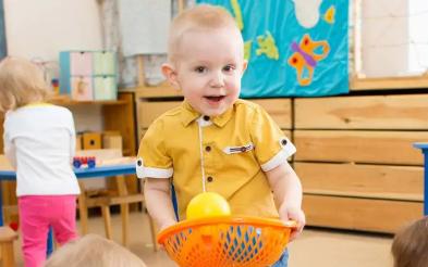 niños felice jugando en el jardin