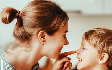 mamá señalando la nariz de su hijo