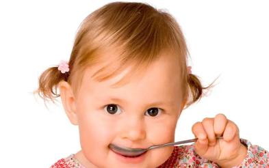niña comiendo de un plato