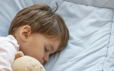 niño durmiendo en su casa