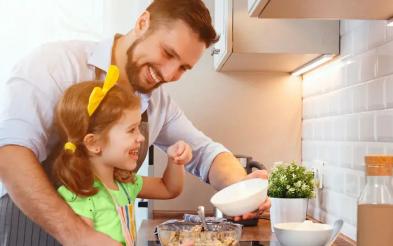 papá e hija cocinando