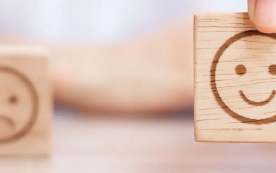 manos sonteniendo un rostro feliz