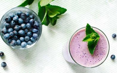 Un batido de arándanos, uno de los ejemplos de refrigerios económicos 
