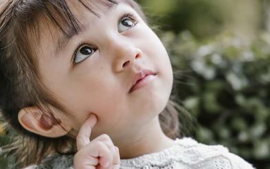 Una niña aprendiendo y estimulando su desarrollo intelectual