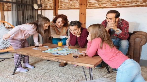 familia disfrutamdo juegos de mesa