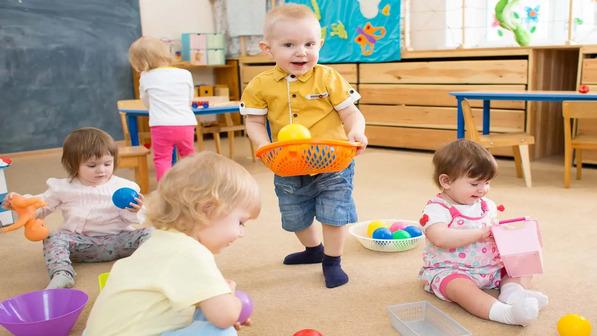niños felices jugando en el jardin