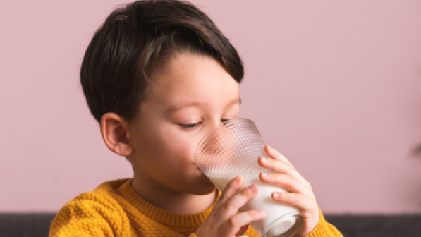 niño tomando leche