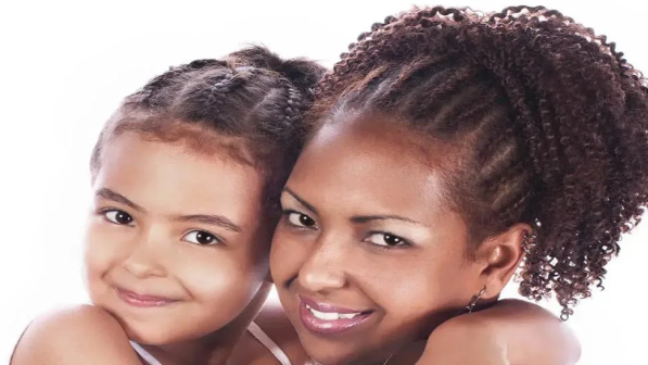 mamá cargando a su hija