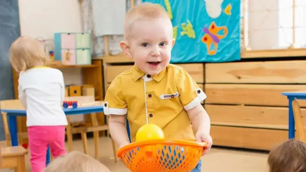 niños felices jugando