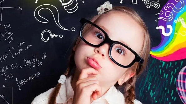 niña estudiante pensativa