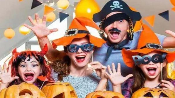 familia celebrando halloween