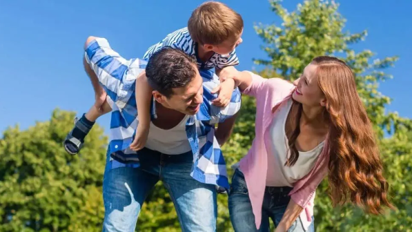papá cargando a su hijo