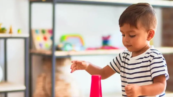 niño juega con aros