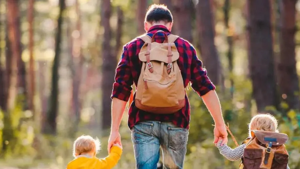 papá con sus dos hijos