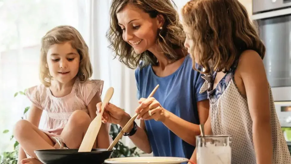 mama e hijas cocinando