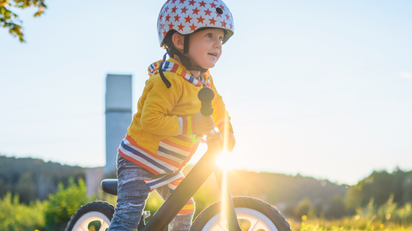 niño montando bicicleta