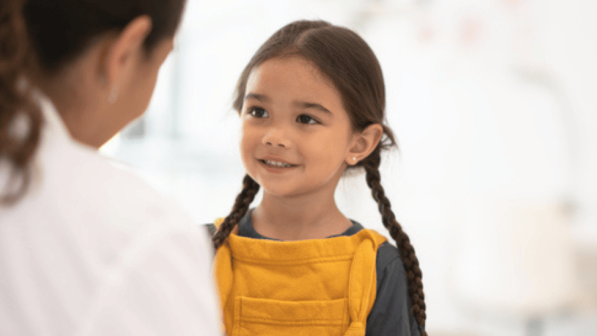 mama mirando a su hija