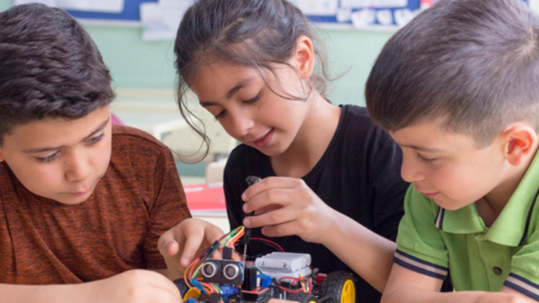 Niños armando un robot