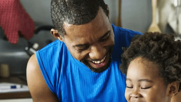 papá acompañado de su hija