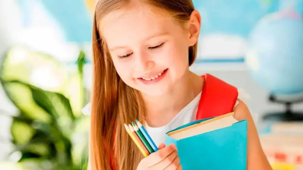 Niña con su libreta escolar