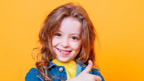 niña con pulgar arriba