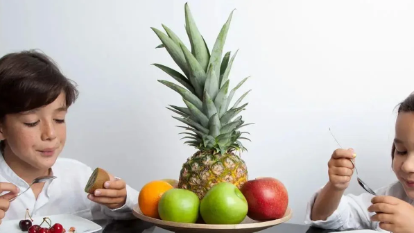 niños comiendo frutas