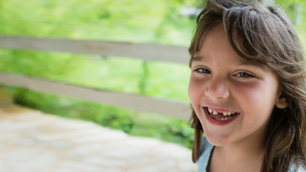 Niña se le caen sus primeros dientes