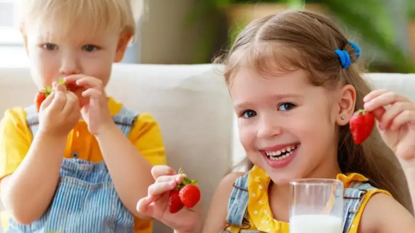 niños desayunando fresas