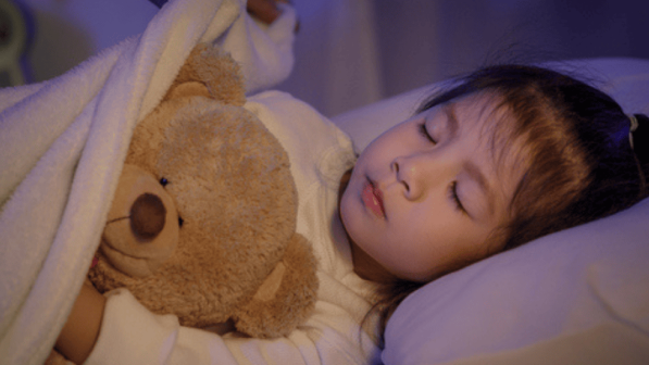 niña durmiendo con peluche