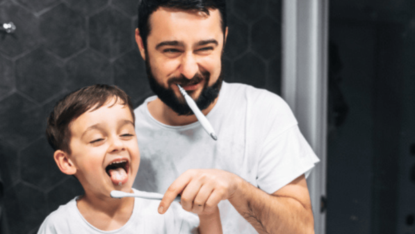 papá e hijo lavandose los dientes