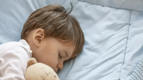 niño durmiendo con peluche