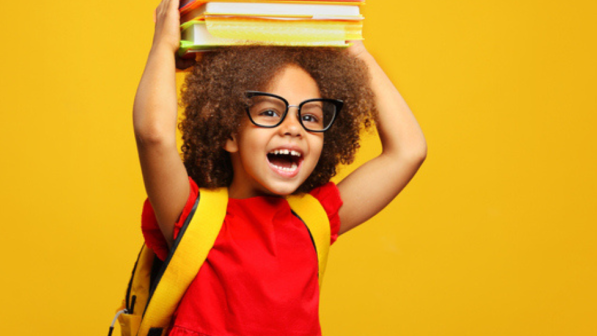 Niña con libros en la cabeza