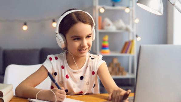 niña estudiando con audifonos