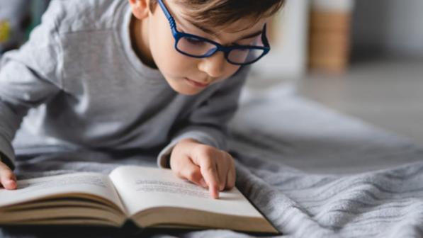 niño estudiando con un libro