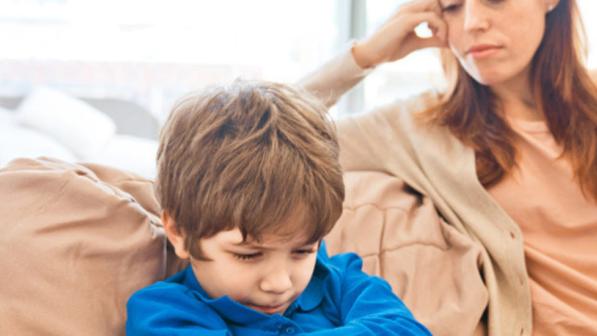 niño siendo regañado por Mamá