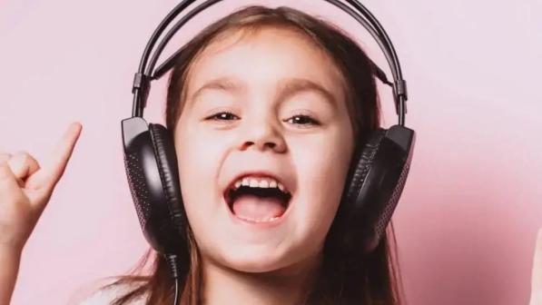 niña escuchando musica con auriculares